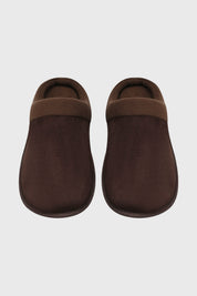 Pantuflas de hombre color café de diseño liso con borde acolchado y textura suave ideales para el hogar