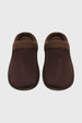 Pantuflas de hombre color café de diseño liso con borde acolchado y textura suave ideales para el hogar