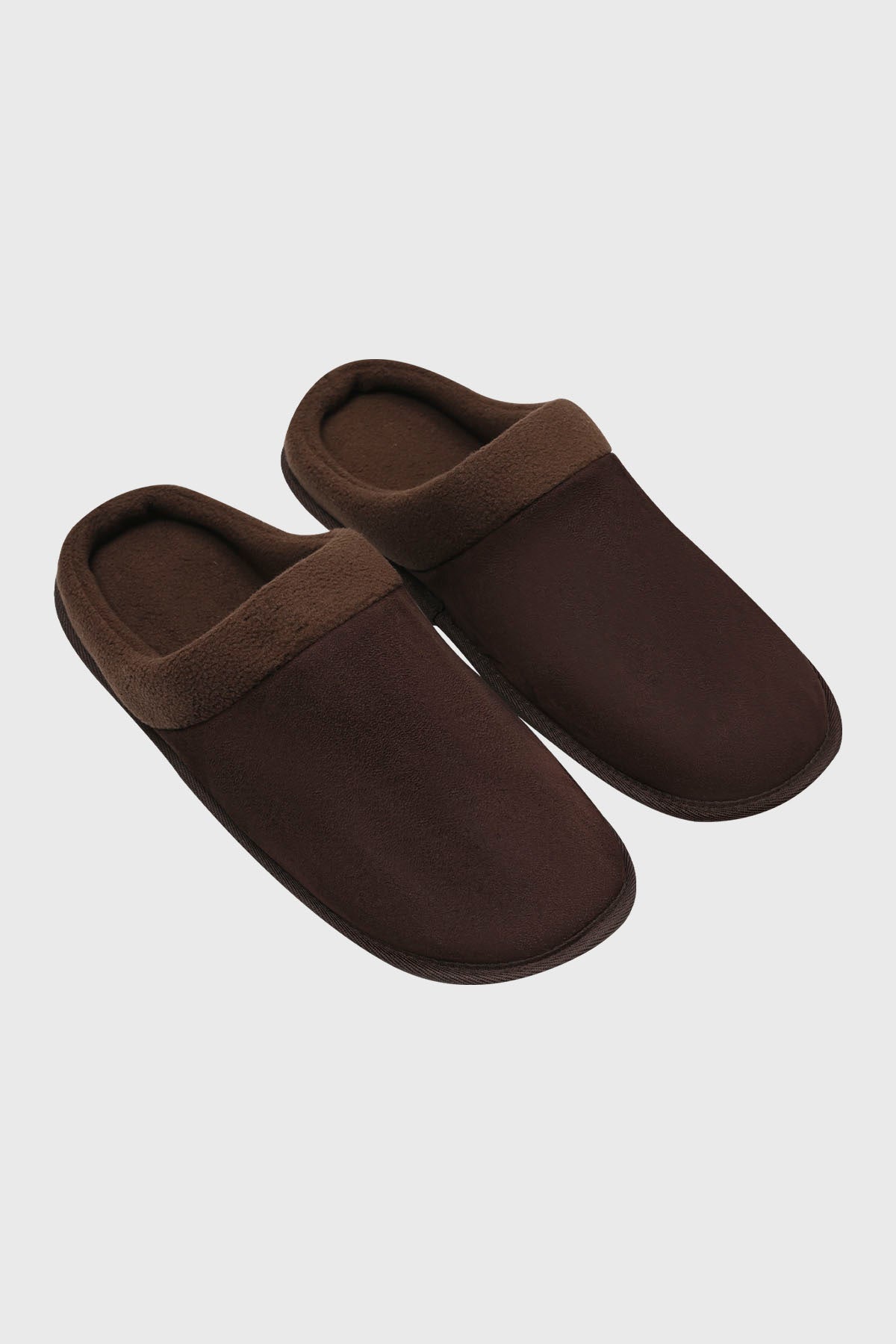 Pantuflas de hombre color café de diseño liso con borde acolchado y textura suave ideales para el hogar