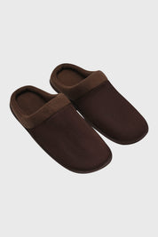 Pantuflas de hombre color café de diseño liso con borde acolchado y textura suave ideales para el hogar