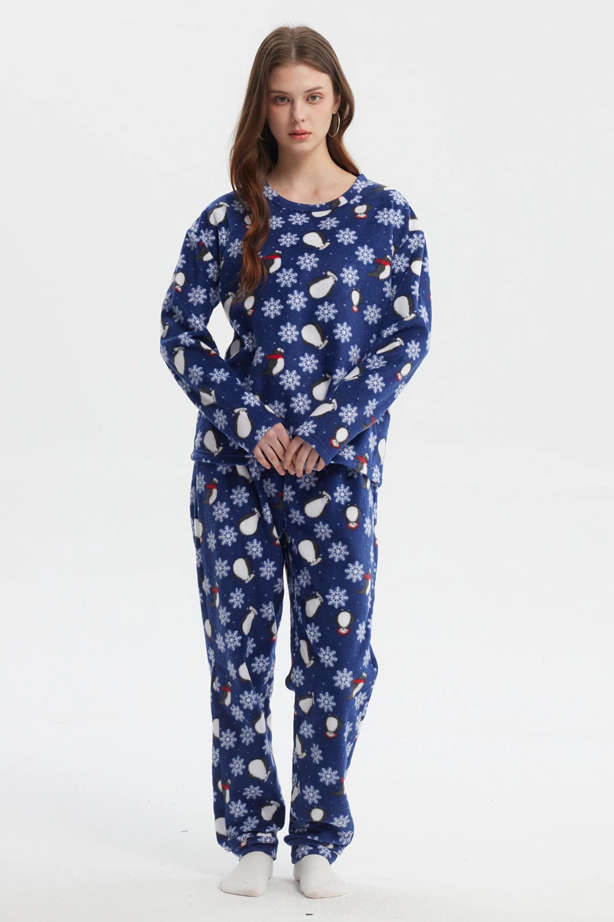 Pijama azul de mujer con estampado de pingüinos y copos de nieve pequeños por toda la prenda estilo casual