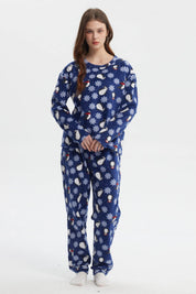 Pijama azul de mujer con estampado de pingüinos y copos de nieve pequeños por toda la prenda estilo casual