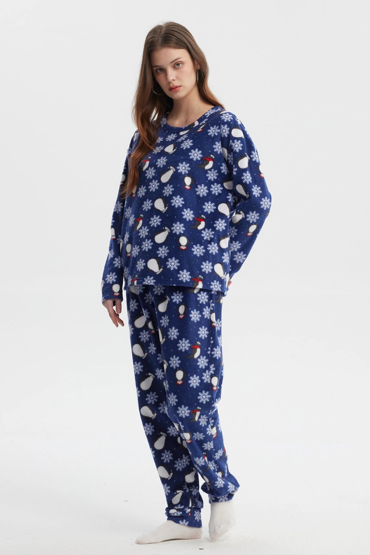 Pijama azul de mujer con estampado de pingüinos y copos de nieve pequeños por toda la prenda estilo casual