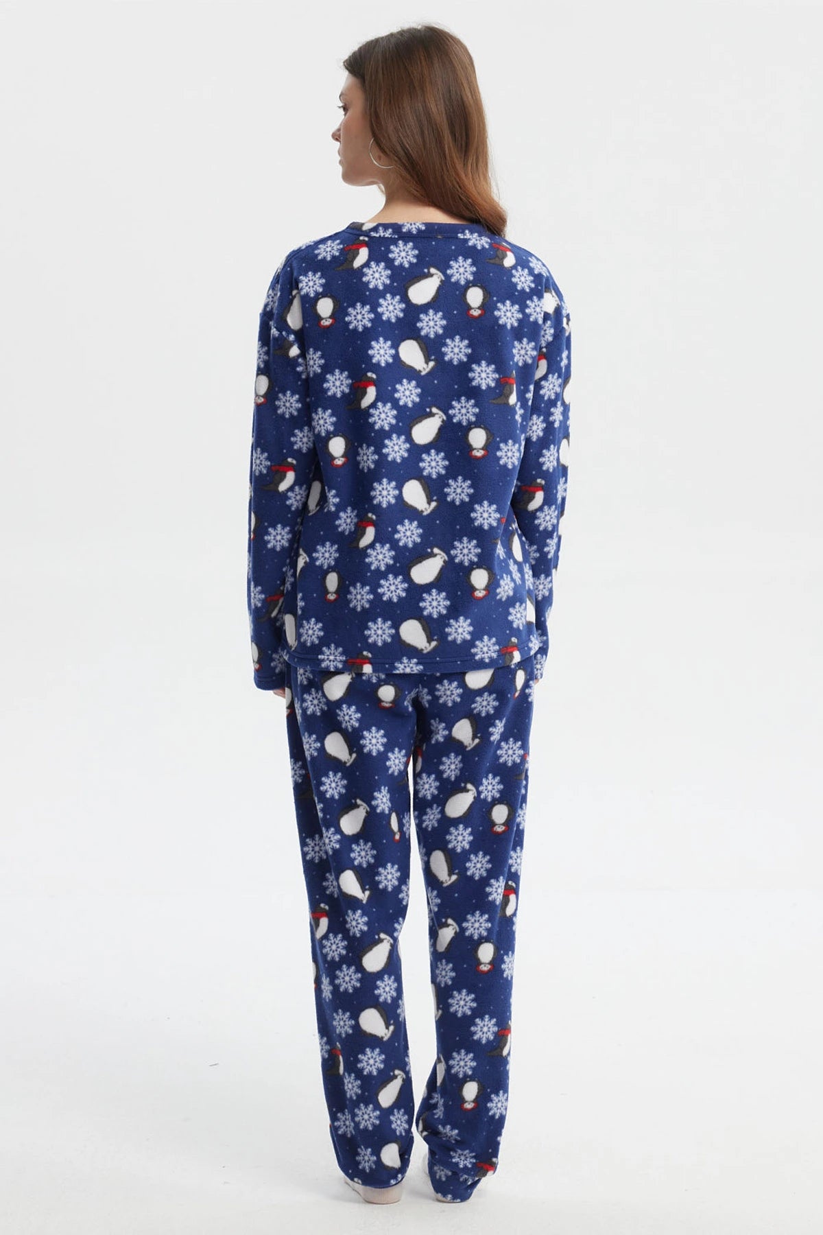 Pijama azul de mujer con estampado de pingüinos y copos de nieve pequeños por toda la prenda estilo casual