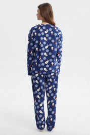Pijama azul de mujer con estampado de pingüinos y copos de nieve pequeños por toda la prenda estilo casual