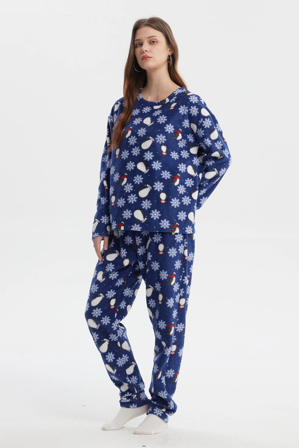 Pijama azul de mujer con estampado de pingüinos y copos de nieve pequeños por toda la prenda estilo casual