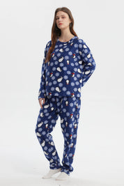 Pijama azul de mujer con estampado de pingüinos y copos de nieve pequeños por toda la prenda estilo casual