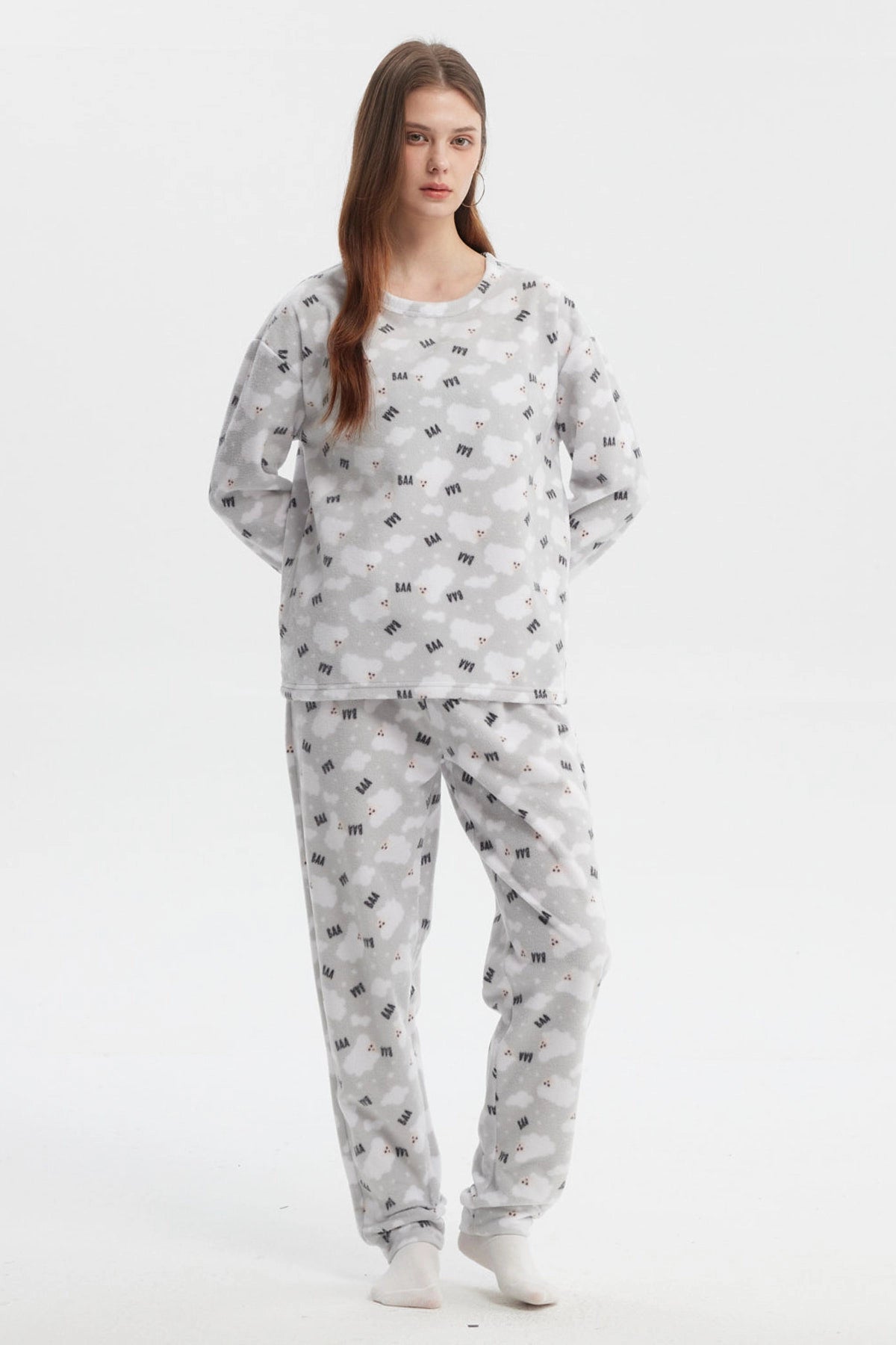 Pijama juvenil gris con estampado de ovejas y texto BAA en toda la prenda estilo divertido y acogedor