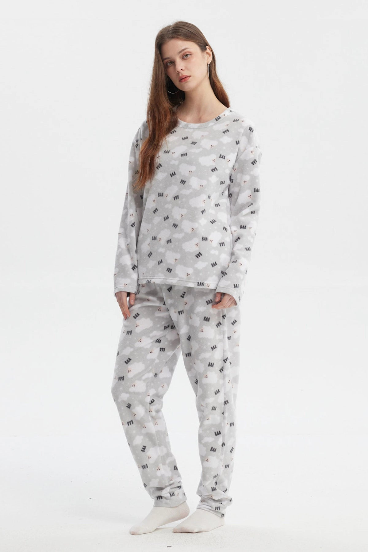 Pijama juvenil gris con estampado de ovejas y texto BAA en toda la prenda estilo divertido y acogedor