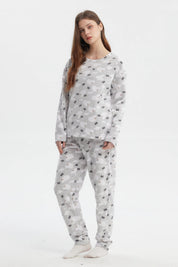 Pijama juvenil gris con estampado de ovejas y texto BAA en toda la prenda estilo divertido y acogedor
