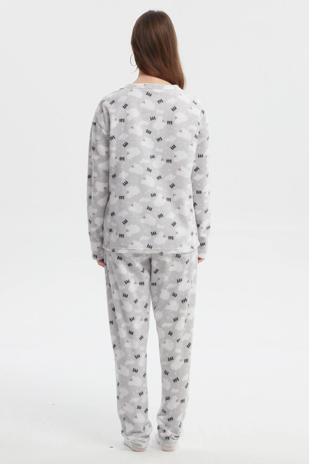Pijama juvenil gris con estampado de ovejas y texto BAA en toda la prenda estilo divertido y acogedor