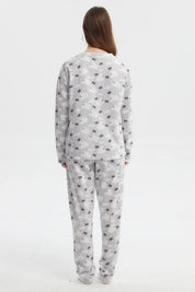 Pijama juvenil gris con estampado de ovejas y texto BAA en toda la prenda estilo divertido y acogedor