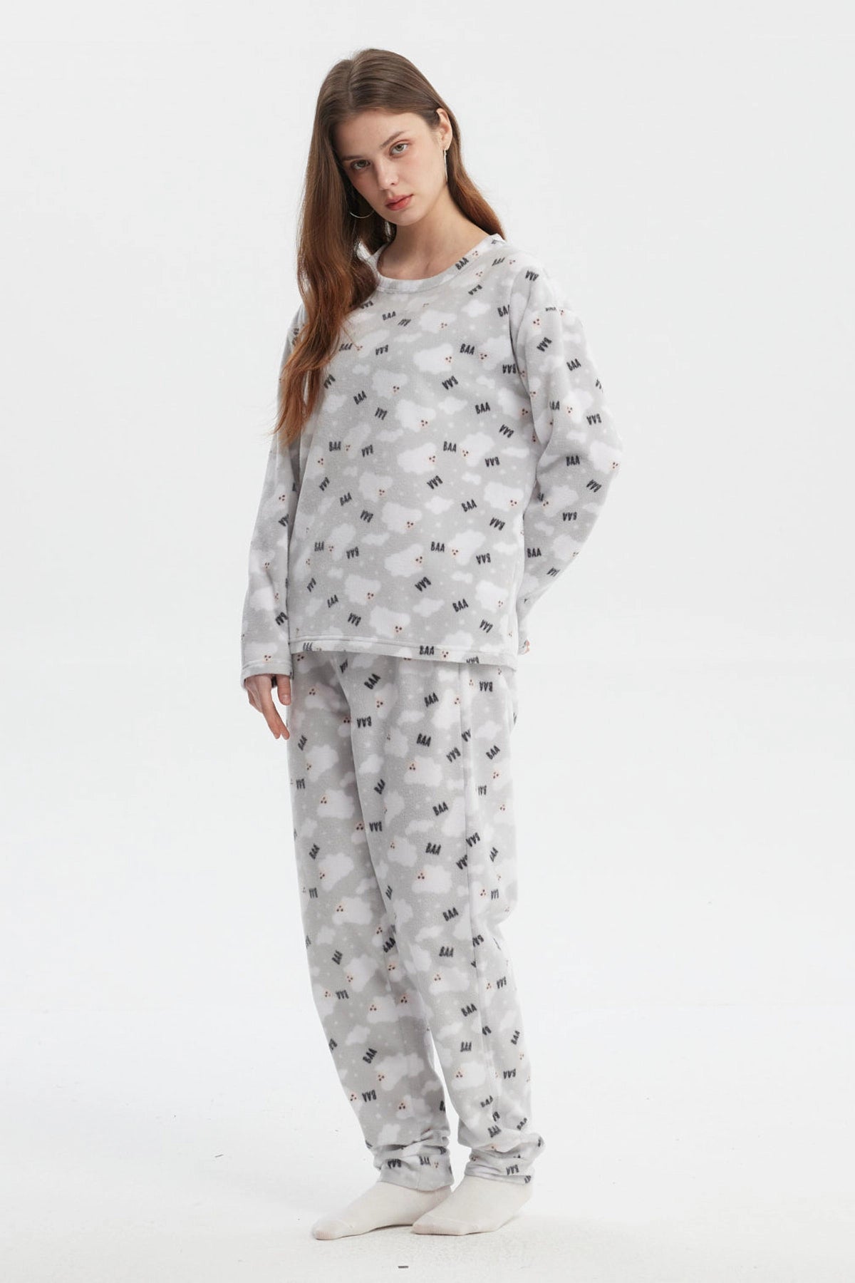 Pijama juvenil gris con estampado de ovejas y texto BAA en toda la prenda estilo divertido y acogedor