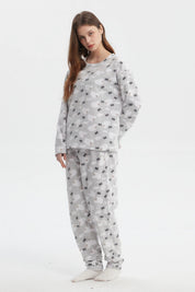 Pijama juvenil gris con estampado de ovejas y texto BAA en toda la prenda estilo divertido y acogedor