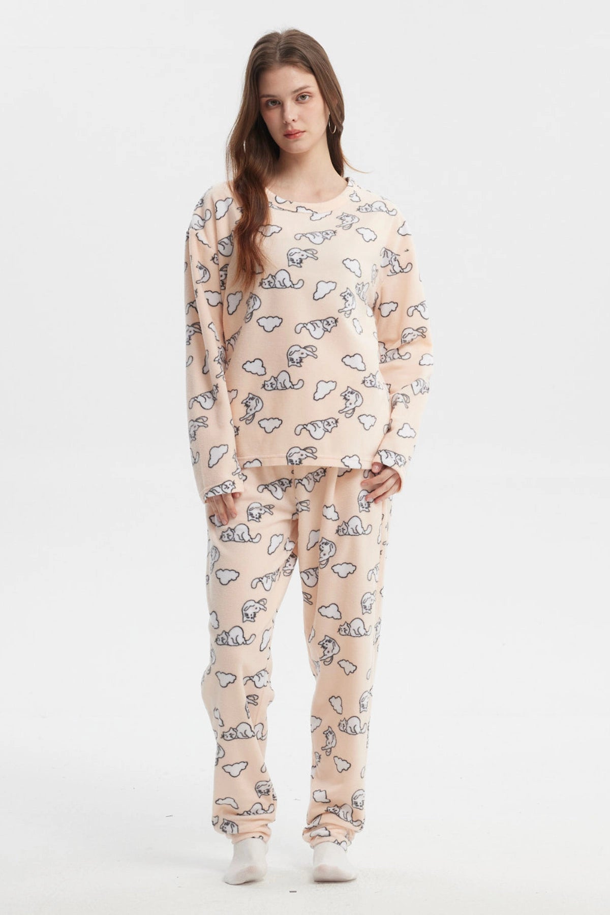 Pijama beige para mujer con estampado de conejos y nubes en estilo caricatura sobre fondo claro