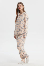 Pijama beige para mujer con estampado de conejos y nubes en estilo caricatura sobre fondo claro