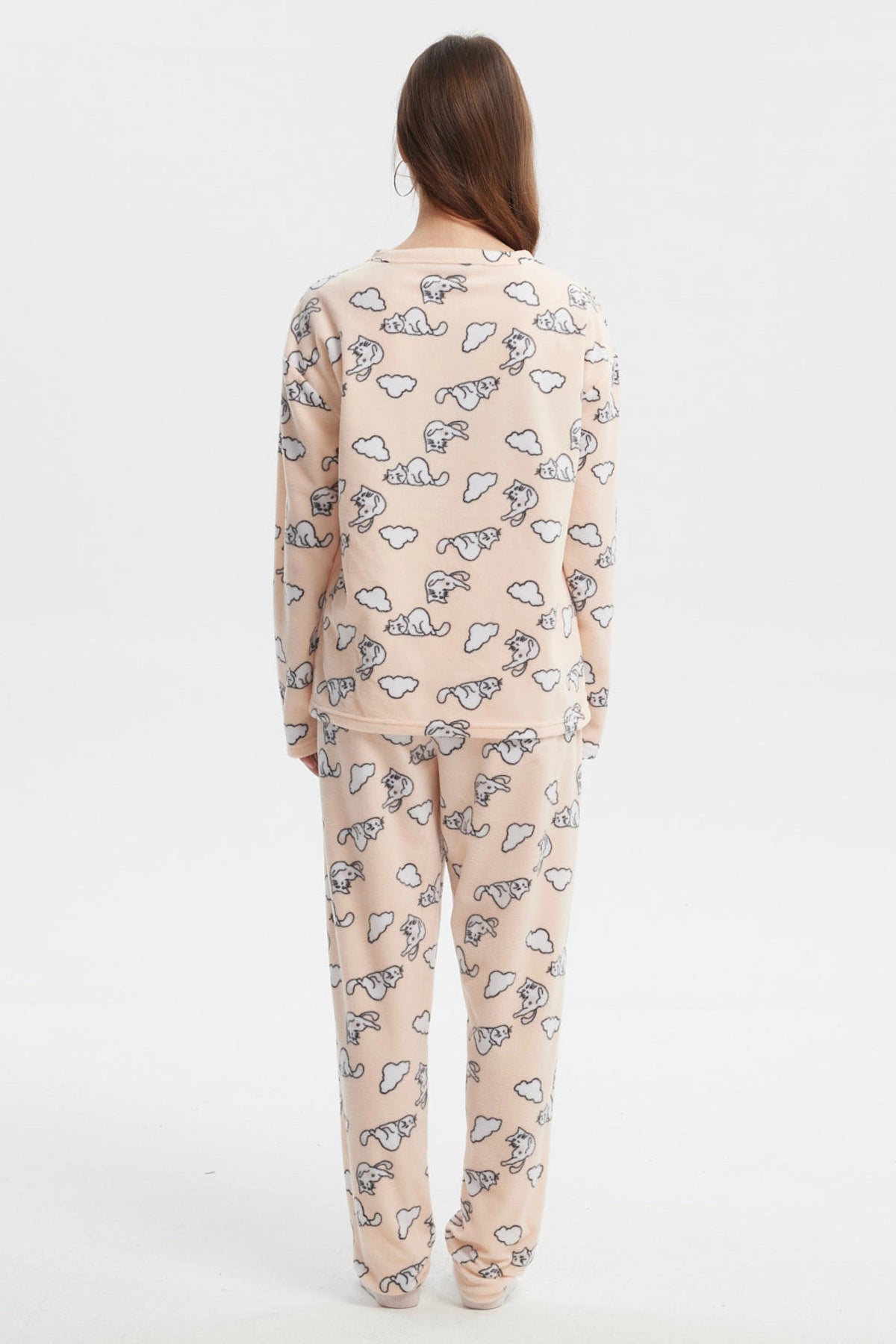 Pijama beige para mujer con estampado de conejos y nubes en estilo caricatura sobre fondo claro