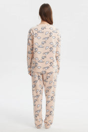 Pijama beige para mujer con estampado de conejos y nubes en estilo caricatura sobre fondo claro