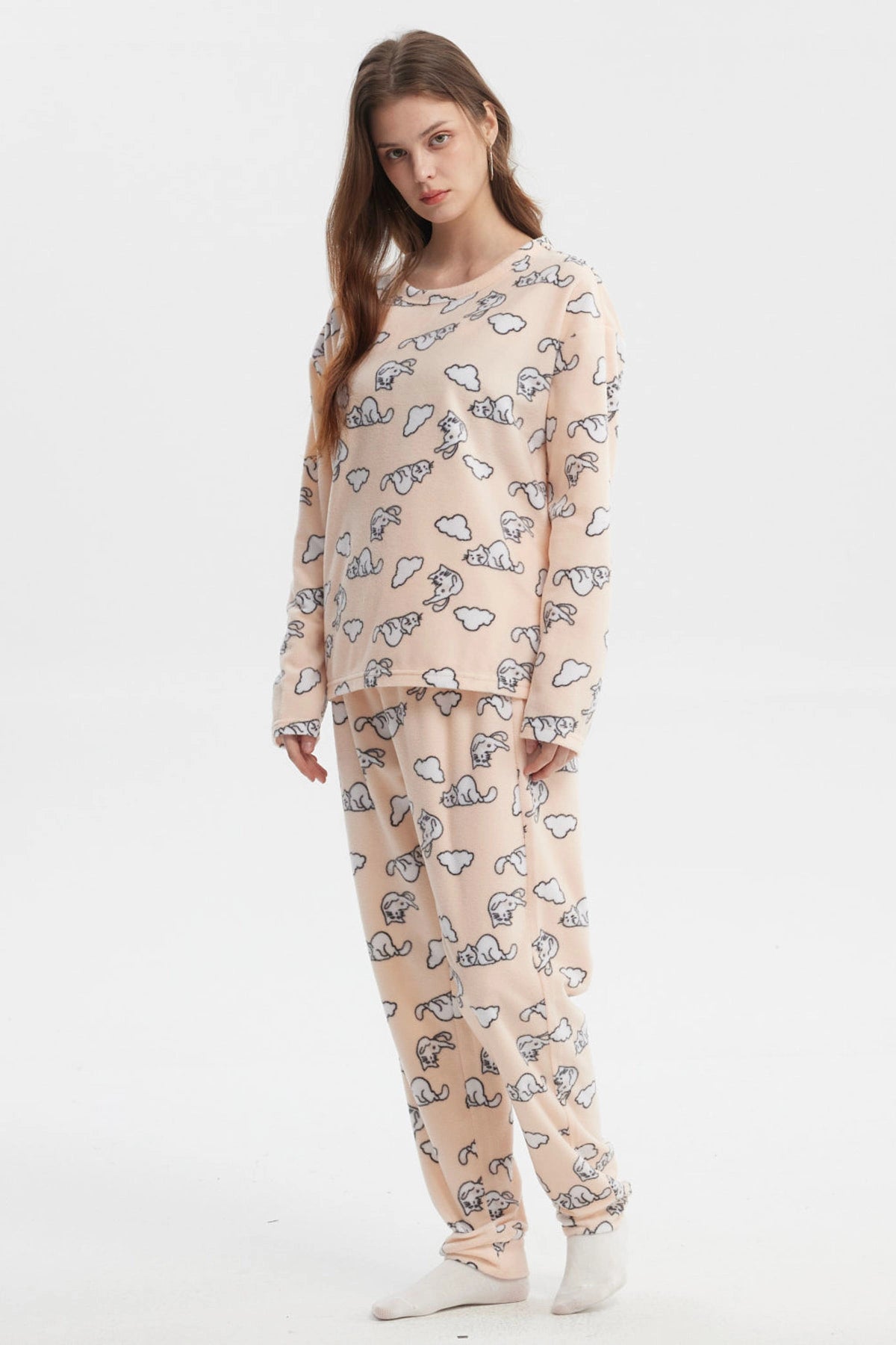 Pijama beige para mujer con estampado de conejos y nubes en estilo caricatura sobre fondo claro