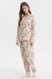 Pijama beige para mujer con estampado de conejos y nubes en estilo caricatura sobre fondo claro