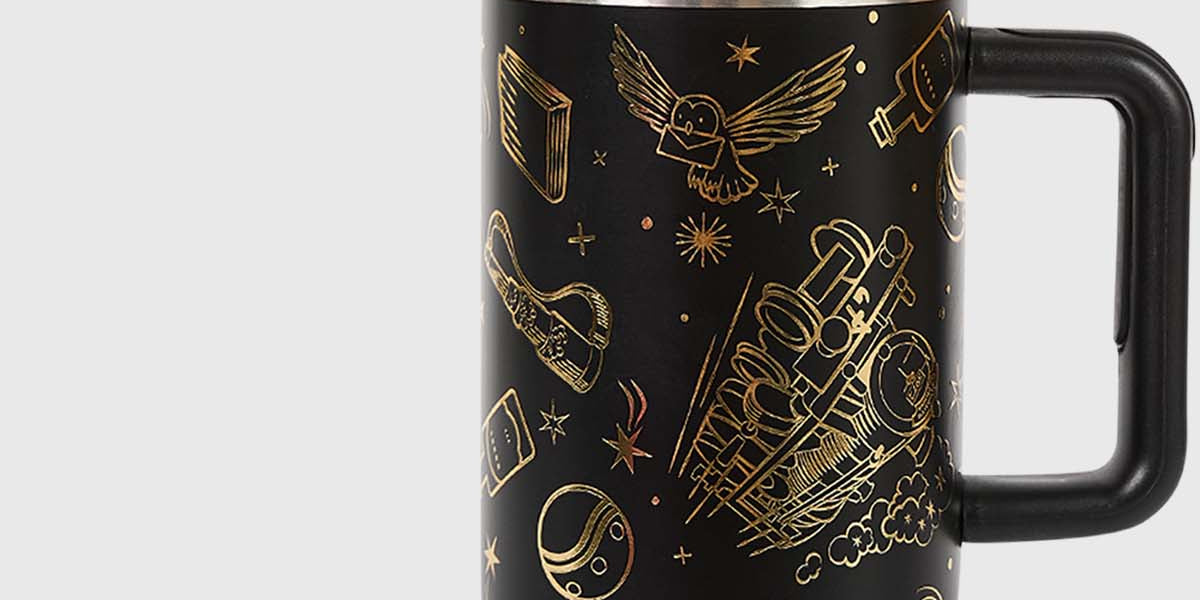 Botella negra de Harry Potter con detalles dorados del universo mágico