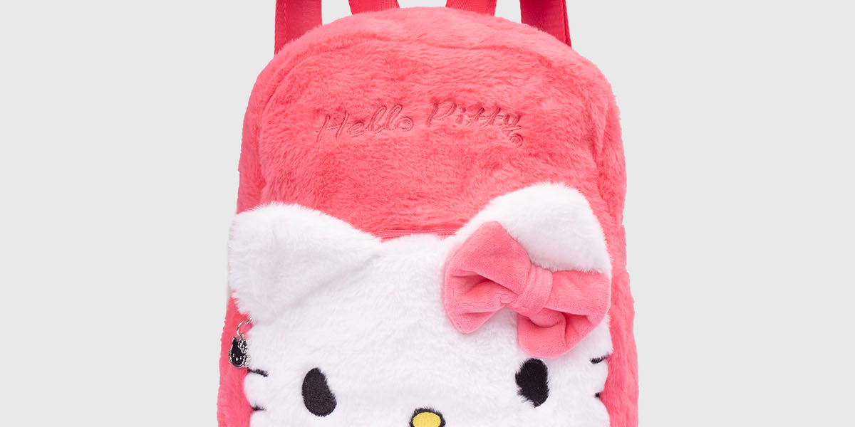 Cartera fucsia con diseño de Hello Kitty en el frente y detalles en rosa claro