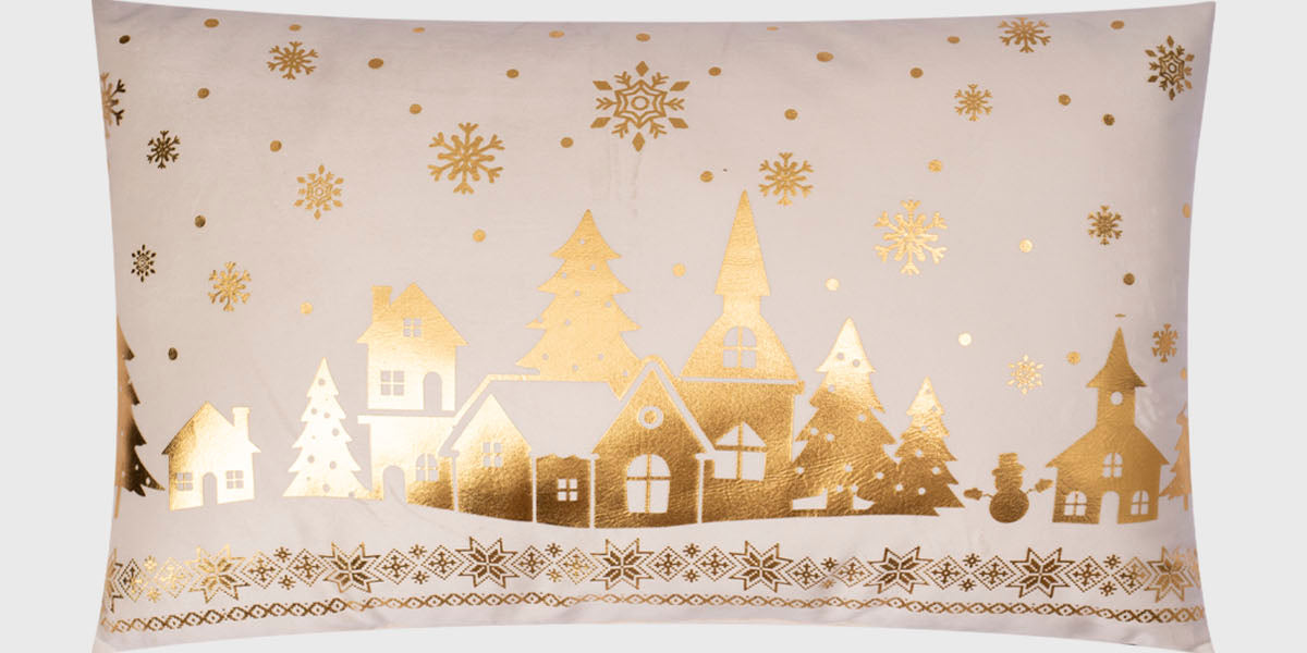 Cojín rectangular blanco con diseño dorado de casas y árboles en estilo navideño gráfico ocupando toda la superficie