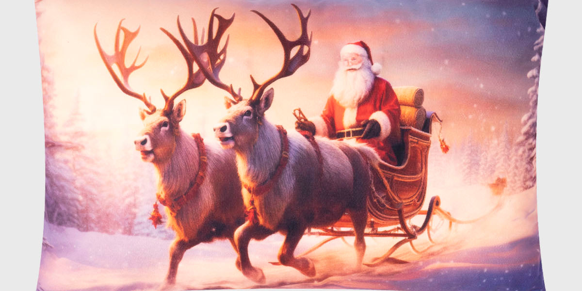 Cojín rectangular rojo con diseño navideño de Santa Claus en trineo con renos en un paisaje nevado de fondo