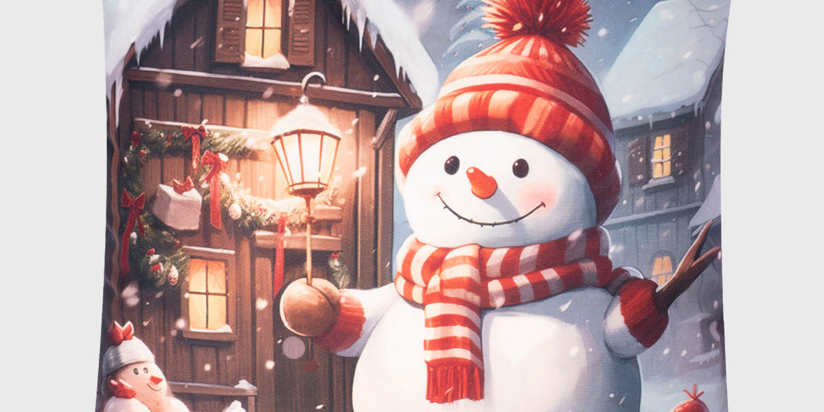 Cojín cuadrado rojo con estampa de muñeco de nieve sonriente y casa nevada estilo ilustración navideña en el centro