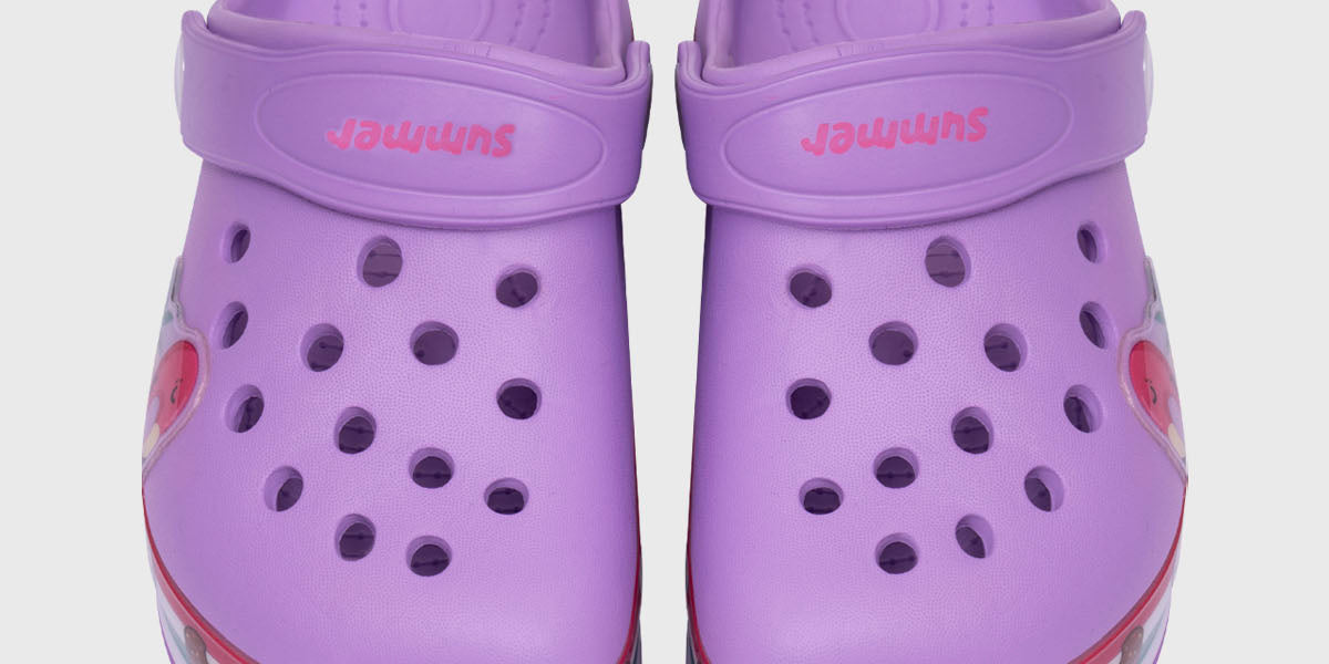 Sandalia lila con diseño de helados en la suela estilo crocs con orificios y correa ajustable