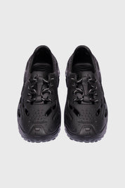 Sandalias negras tipo zapatilla con cordones y diseño texturizado en toda la superficie lisa sin estampa visible