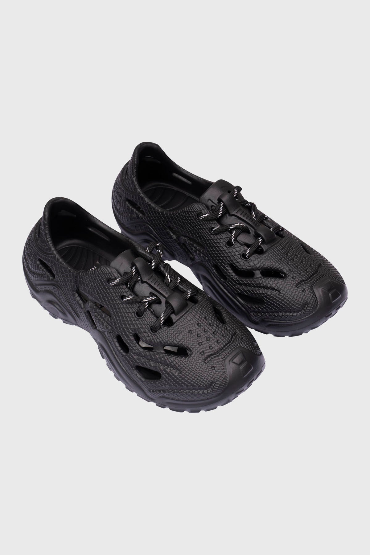 Sandalias negras tipo zapatilla con cordones y diseño texturizado en toda la superficie lisa sin estampa visible
