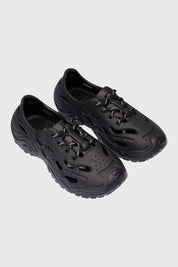 Sandalias negras tipo zapatilla con cordones y diseño texturizado en toda la superficie lisa sin estampa visible