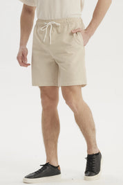 Short de baño hombre liso beige con cordón blanco visible en la cintura diseño sencillo sin estampas