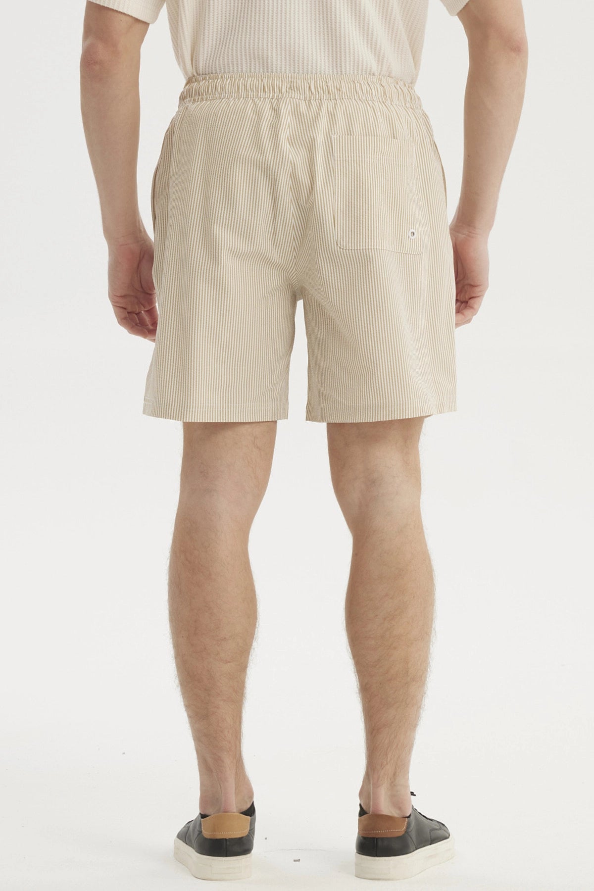 Short de baño hombre liso beige con cordón blanco visible en la cintura diseño sencillo sin estampas