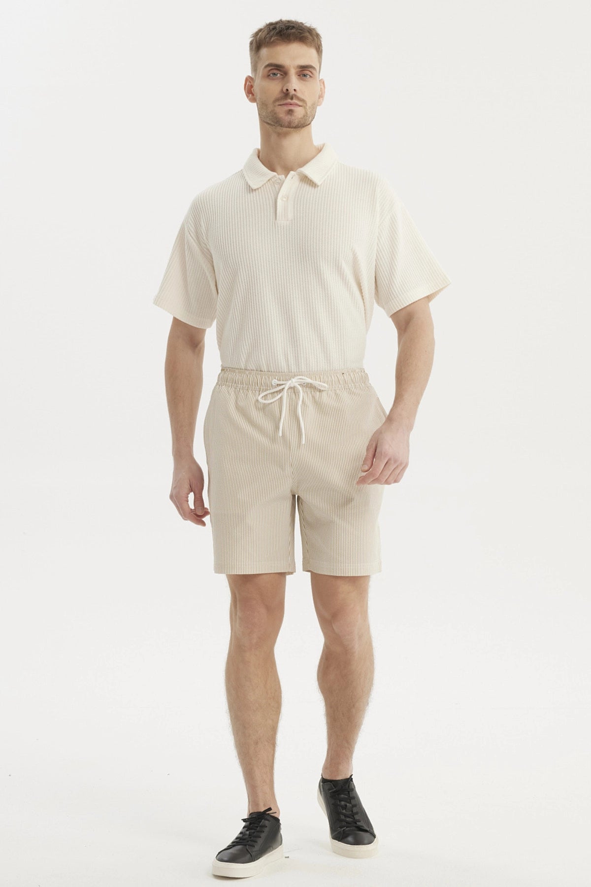 Short de baño hombre liso beige con cordón blanco visible en la cintura diseño sencillo sin estampas