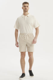 Short de baño hombre liso beige con cordón blanco visible en la cintura diseño sencillo sin estampas