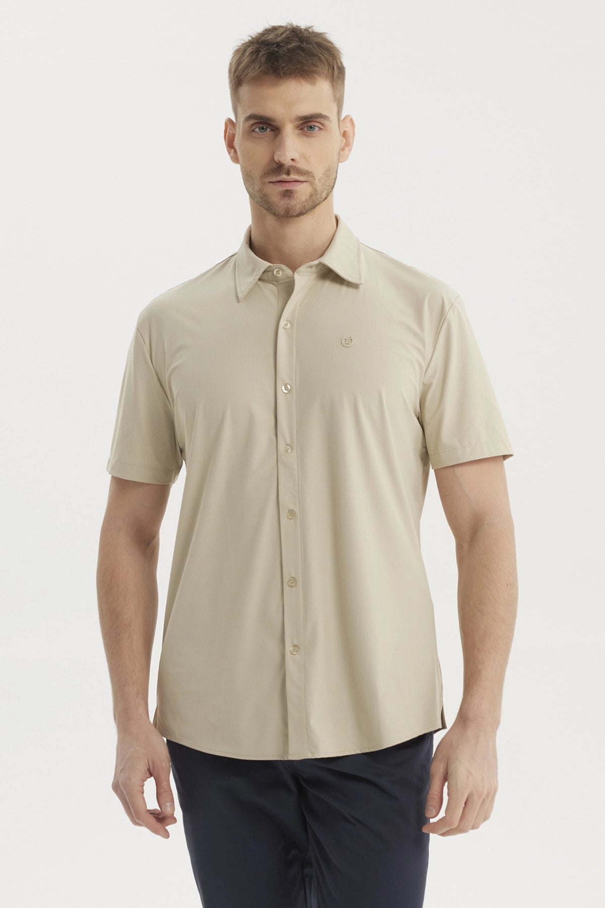 Camisa hombre beige de manga corta con cuello camisero y botones frontales lisa