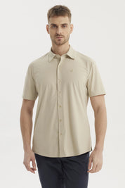 Camisa hombre beige de manga corta con cuello camisero y botones frontales lisa