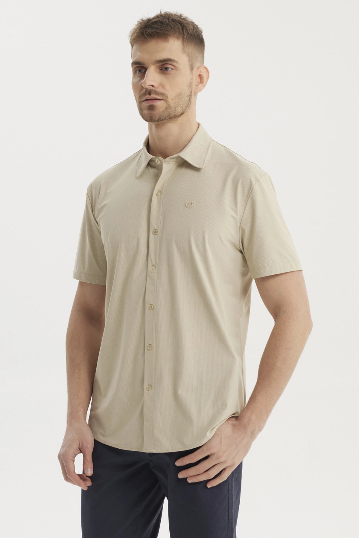 Camisa hombre beige de manga corta con cuello camisero y botones frontales lisa