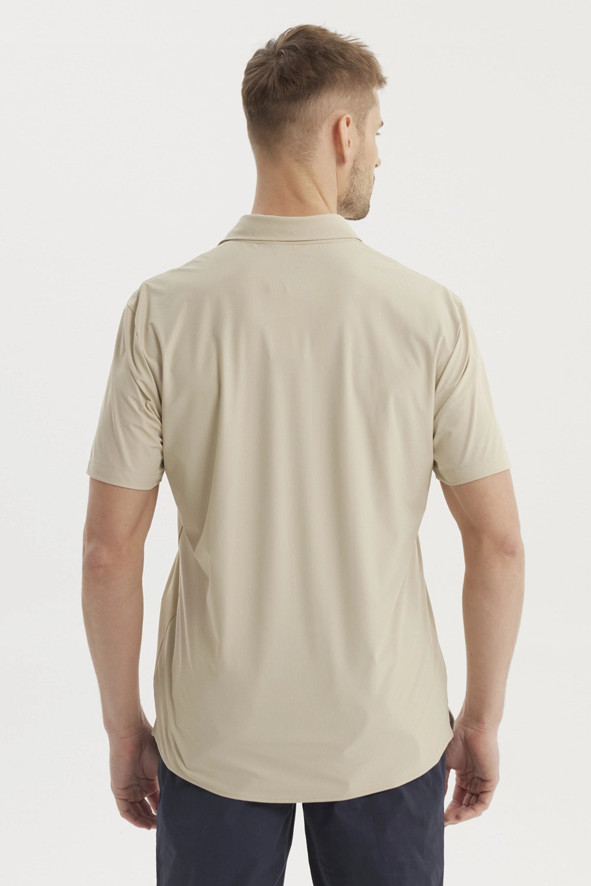 Camisa hombre beige de manga corta con cuello camisero y botones frontales lisa