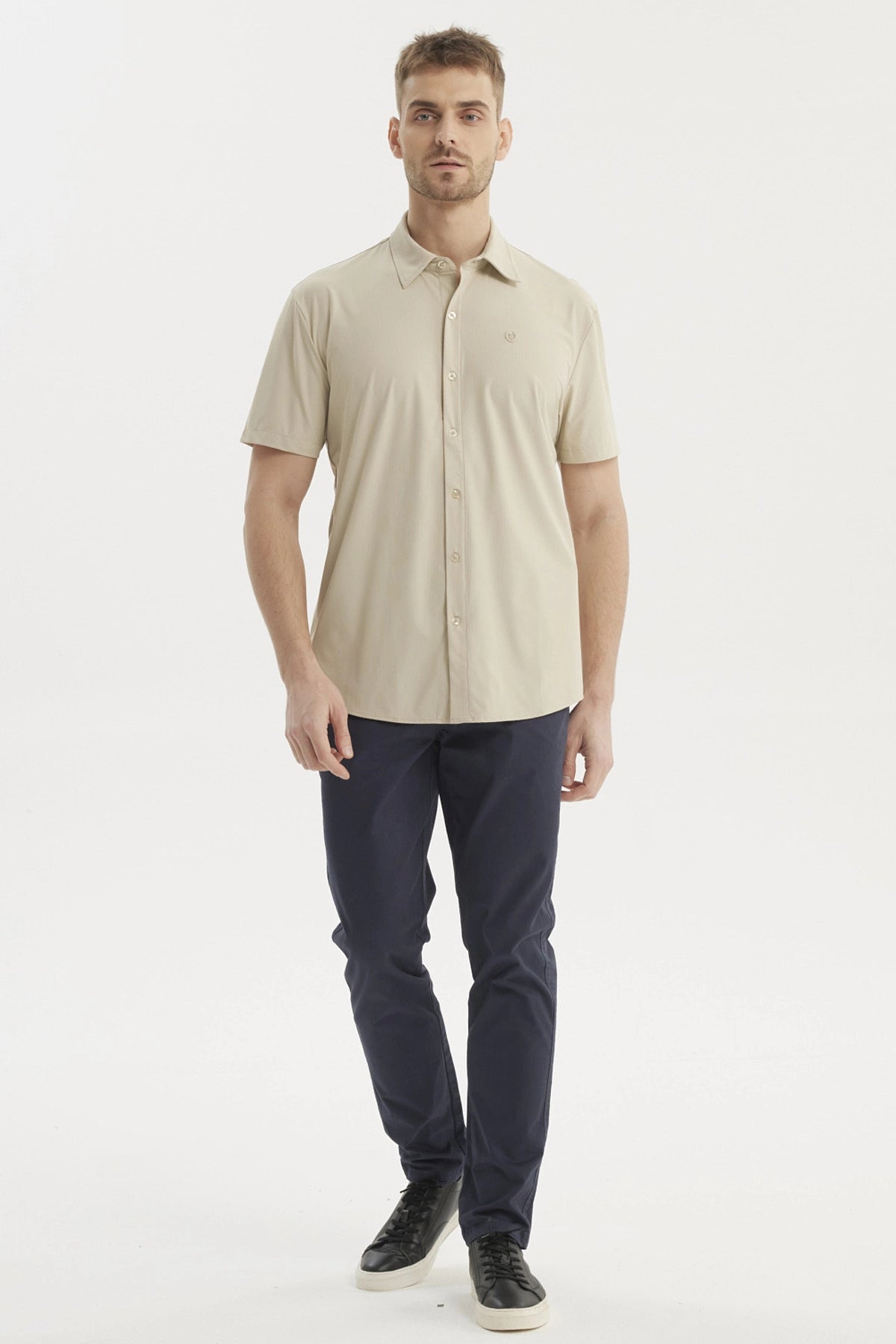 Camisa hombre beige de manga corta con cuello camisero y botones frontales lisa