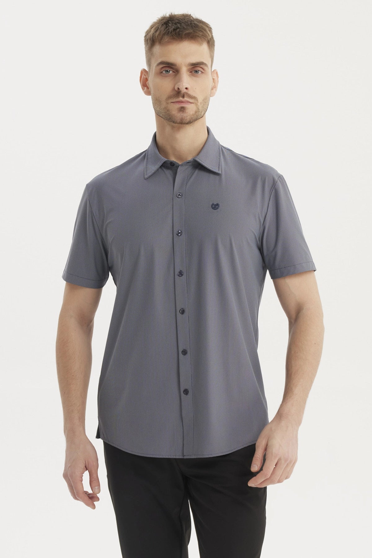 Camisa hombre slim azul marino de manga corta lisa con cuello camisero y botón frontal pequeño logo en el pecho izquierdo