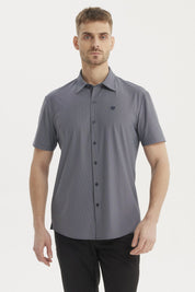 Camisa hombre slim azul marino de manga corta lisa con cuello camisero y botón frontal pequeño logo en el pecho izquierdo