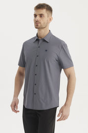 Camisa hombre slim azul marino de manga corta lisa con cuello camisero y botón frontal pequeño logo en el pecho izquierdo