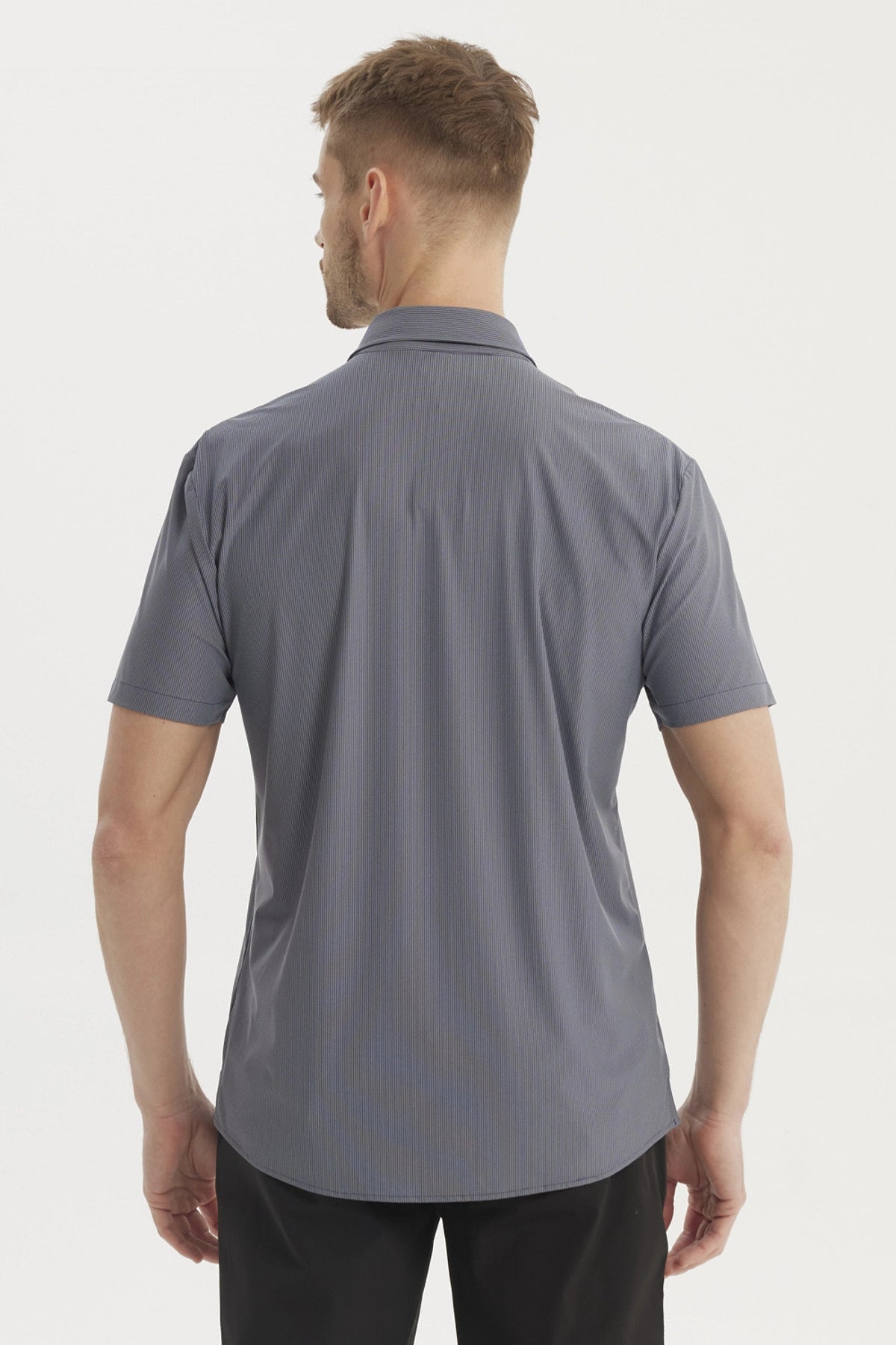 Camisa hombre slim azul marino de manga corta lisa con cuello camisero y botón frontal pequeño logo en el pecho izquierdo