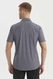 Camisa hombre slim azul marino de manga corta lisa con cuello camisero y botón frontal pequeño logo en el pecho izquierdo