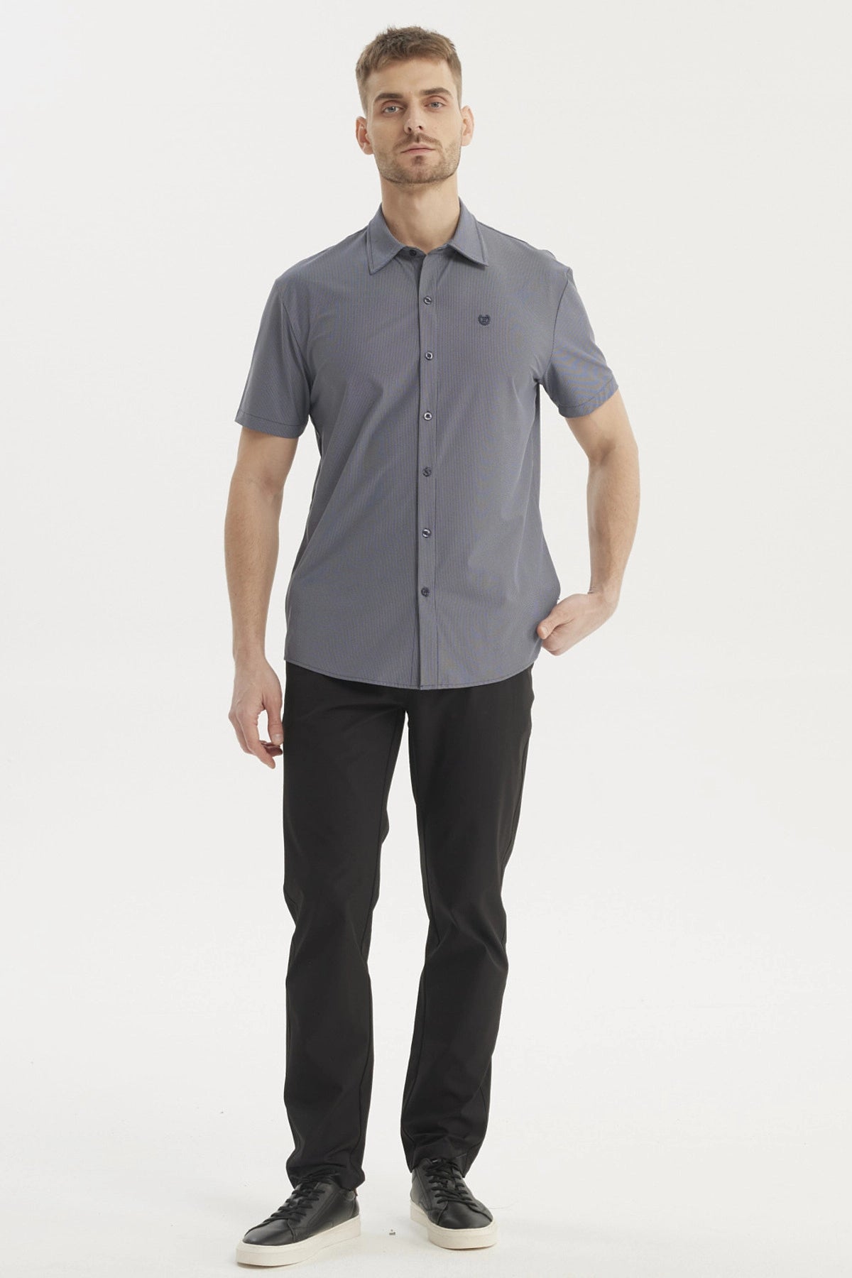 Camisa hombre slim azul marino de manga corta lisa con cuello camisero y botón frontal pequeño logo en el pecho izquierdo