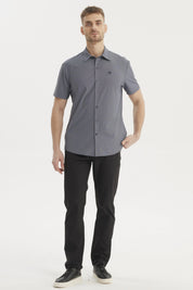 Camisa hombre slim azul marino de manga corta lisa con cuello camisero y botón frontal pequeño logo en el pecho izquierdo