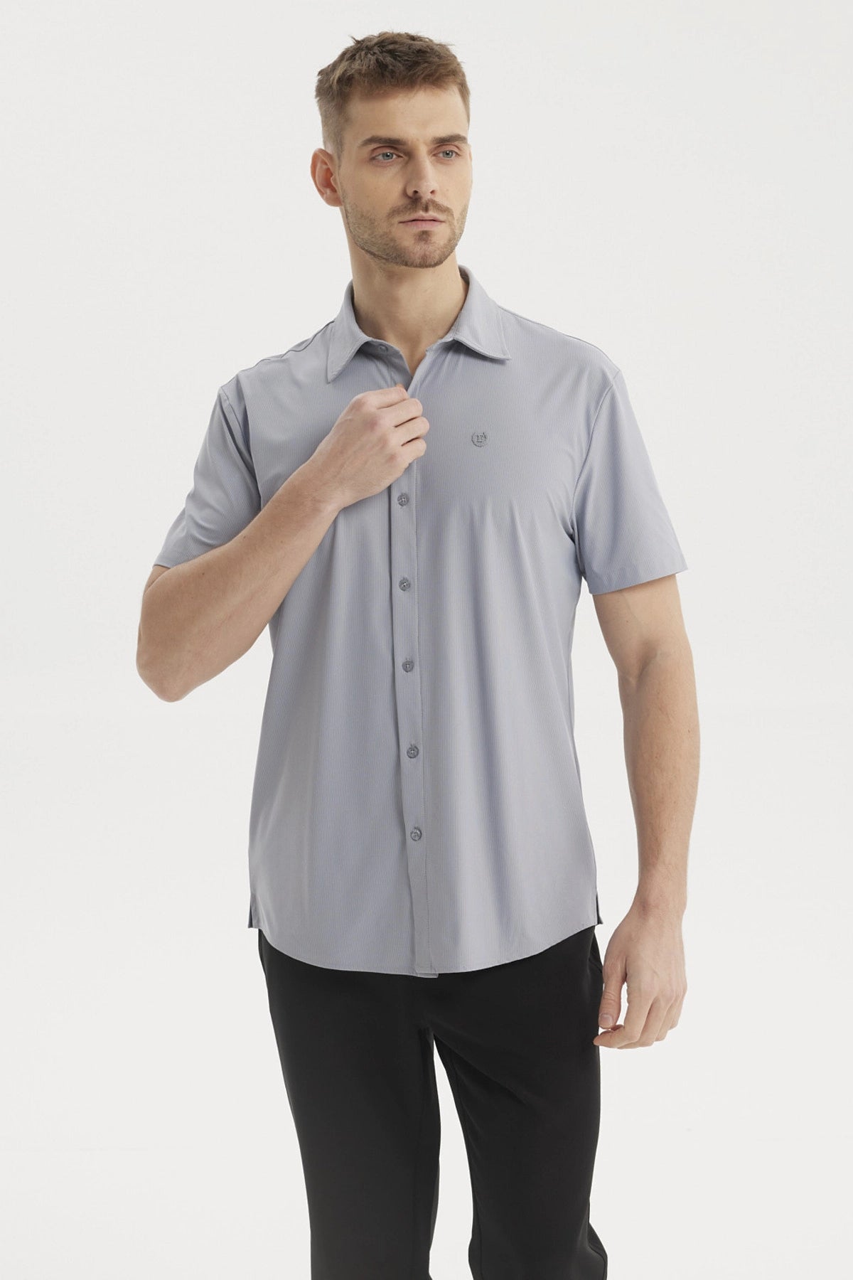 Camisa celeste de hombre con corte slim cuello camisero lisa sin estampado